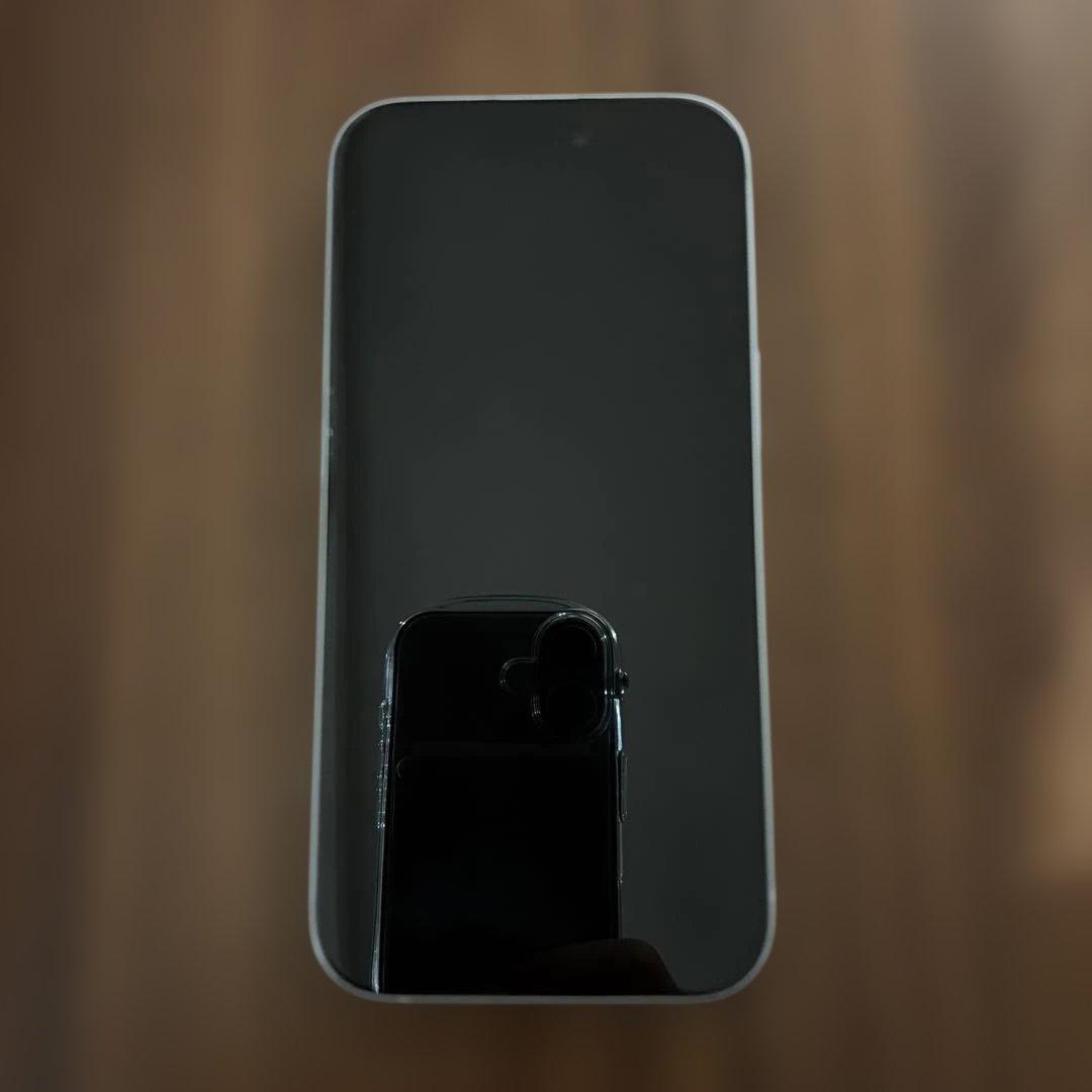 iPhone 15 256GB ホワイトSIMフリー｜背面割れ有（基盤一部露出）