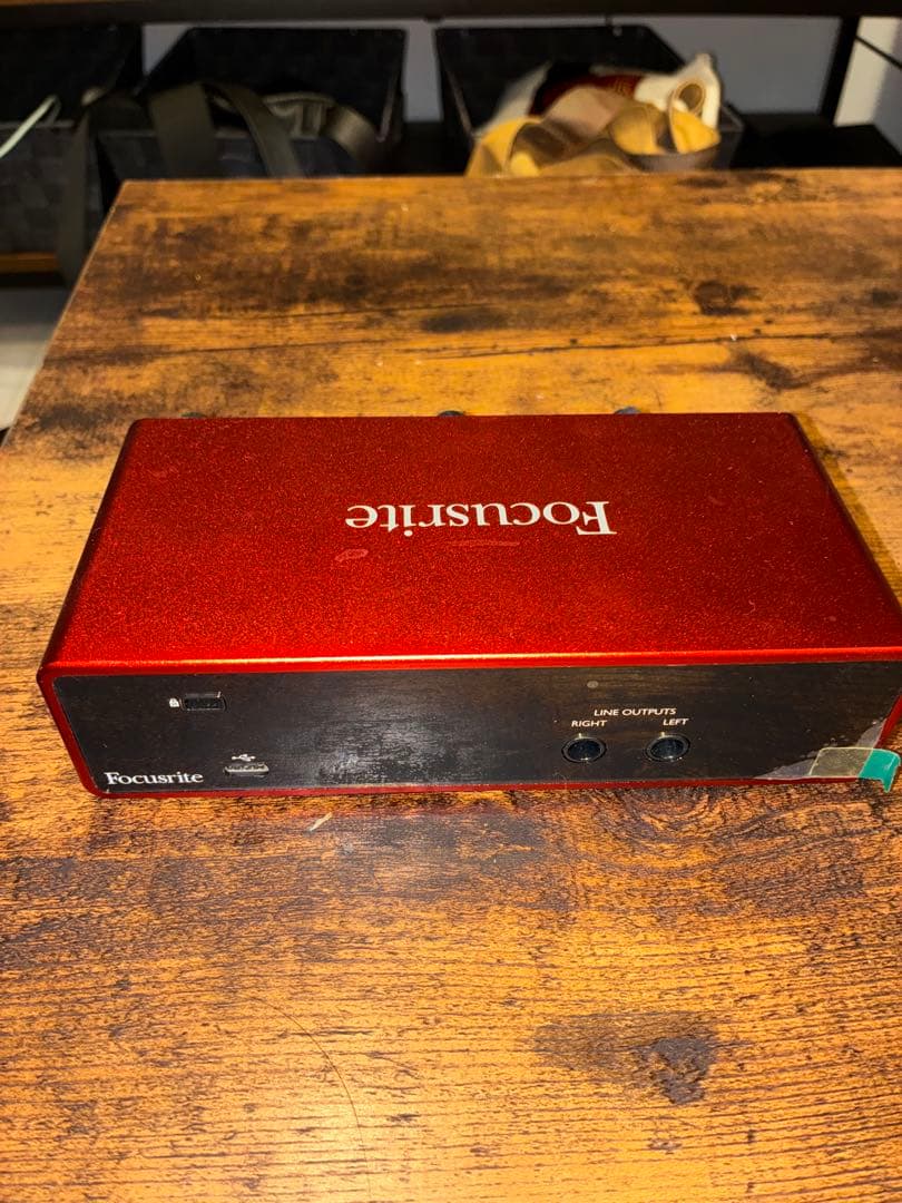 Focusrite Scarlett 2i2 赤