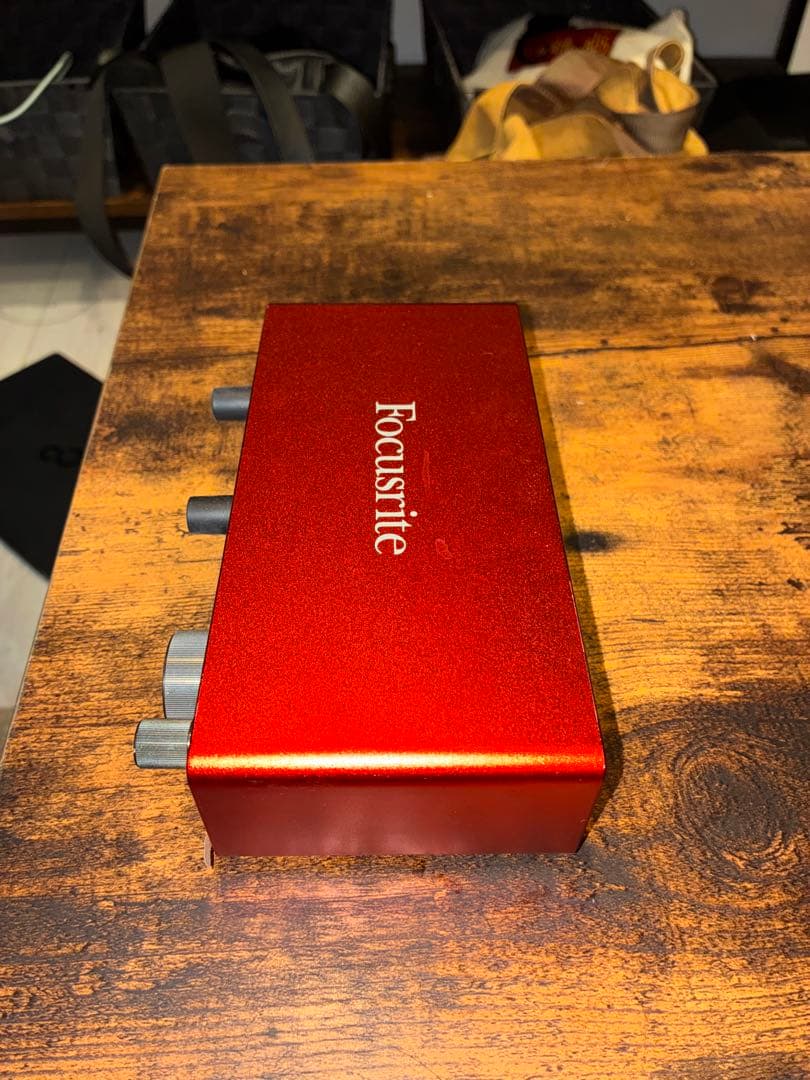 Focusrite Scarlett 2i2 赤