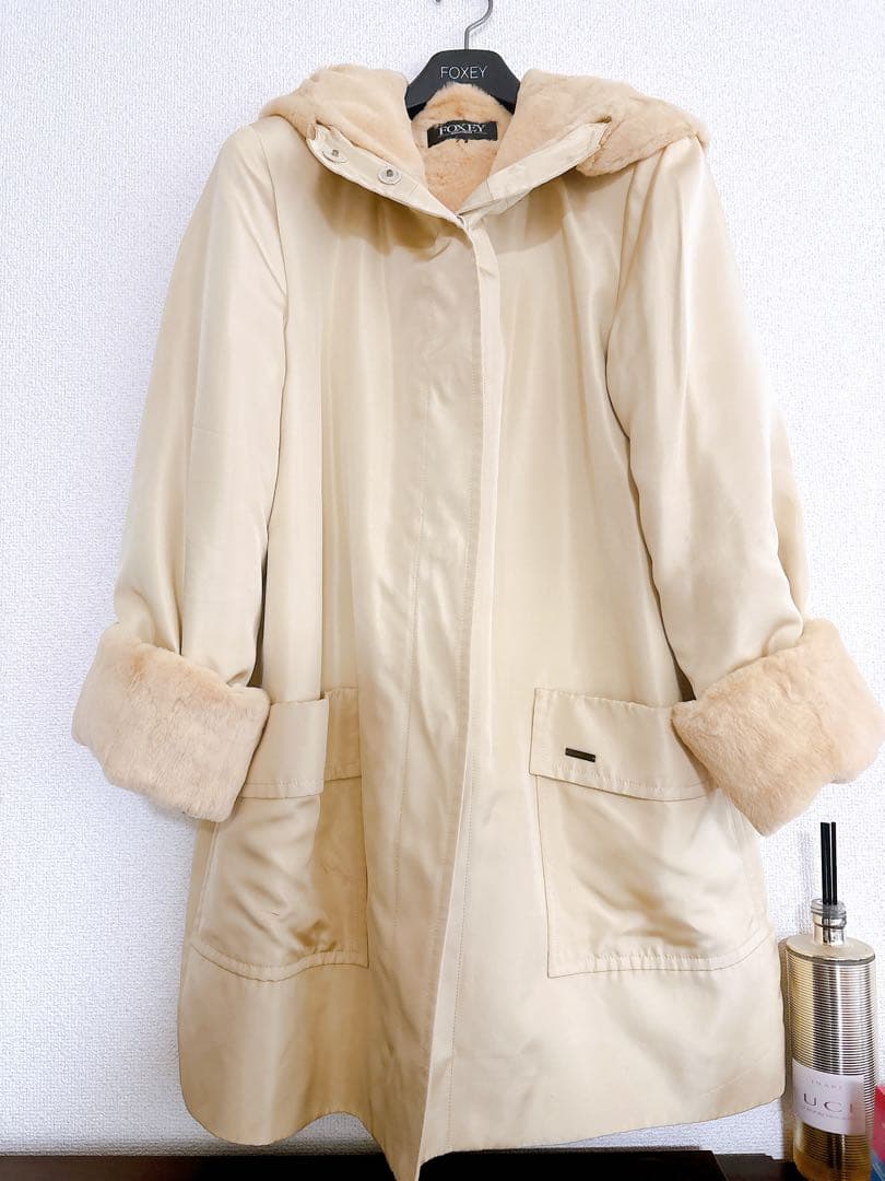 週末限定最終値下げ美品フォクシーベージュ フード付き ファーコート