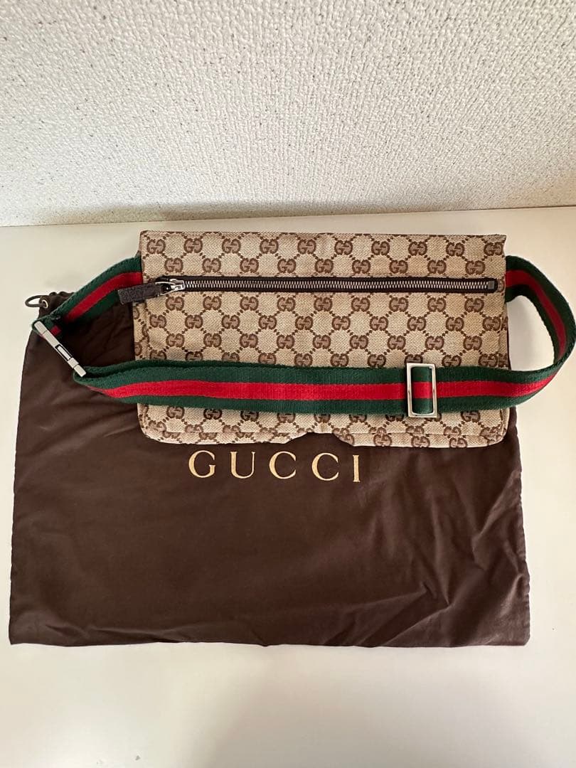GUCCI GGキャンバス ボディバッグ