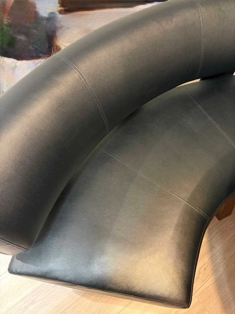 【$$$】　カーブ型黒レザーソファ