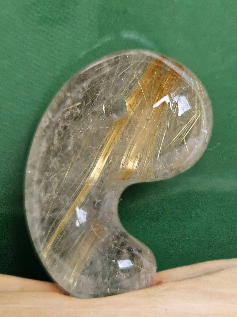 ゴールデン ルチル Q 勾玉