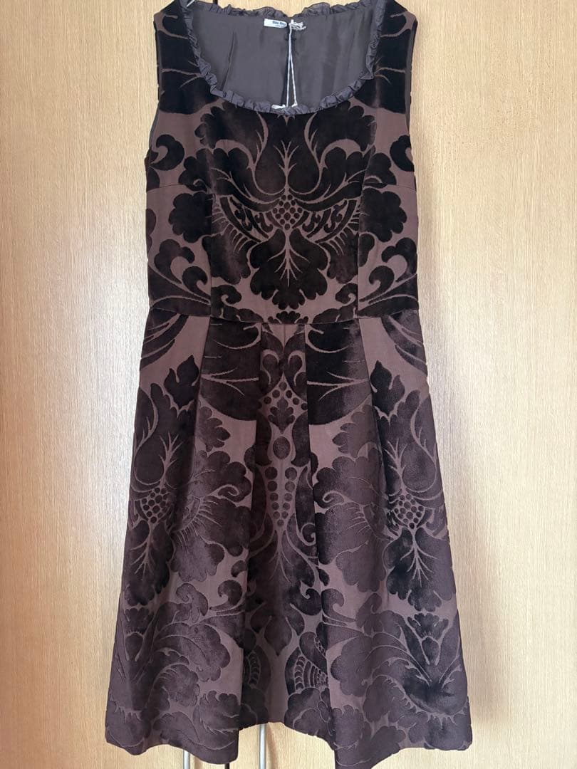 【新品未使用タグ付き】miumiuワンピース　ベルベット生地　42 定価19万