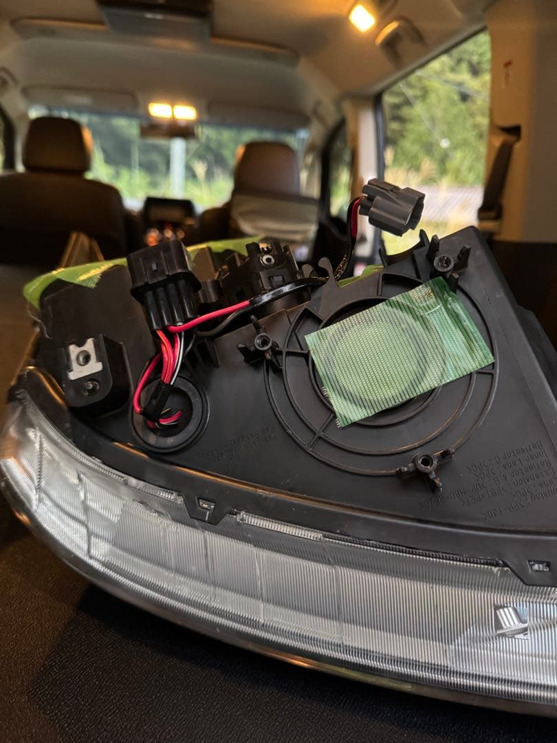 デリカ　D5 純正ヘッドライト　バラスト付き。 未使用。新車外し。