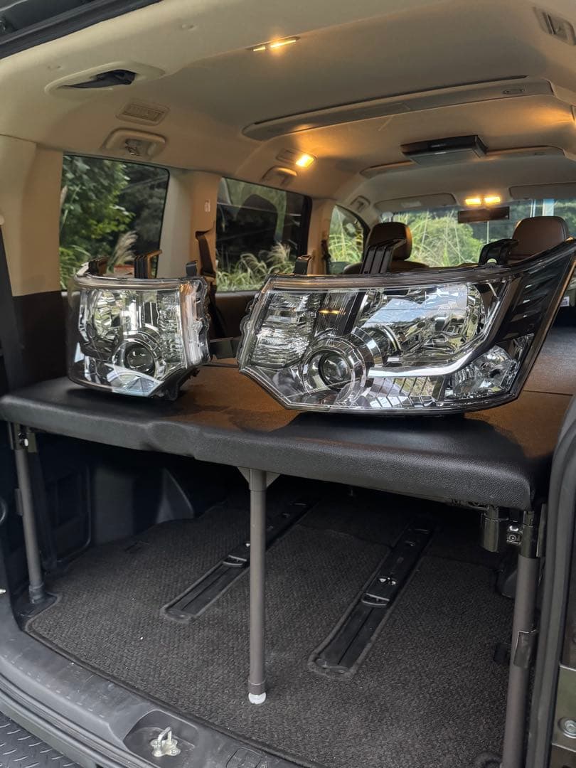 デリカ　D5 純正ヘッドライト　バラスト付き。 未使用。新車外し。