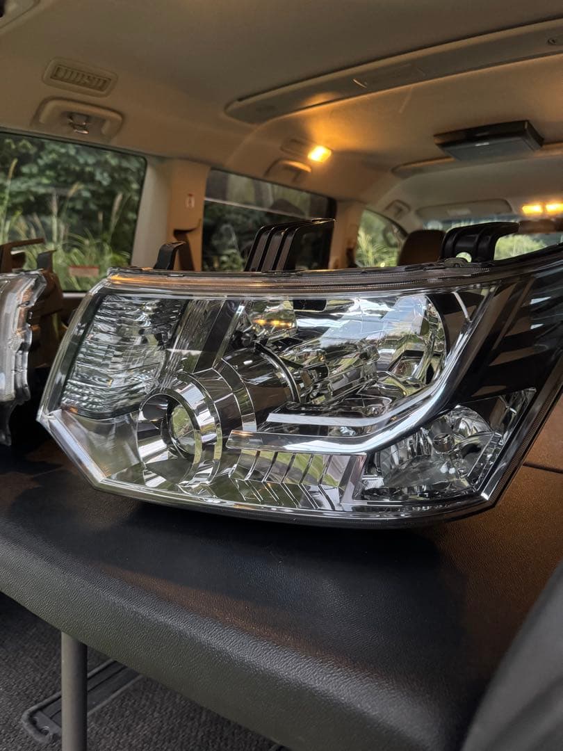 デリカ　D5 純正ヘッドライト　バラスト付き。 未使用。新車外し。