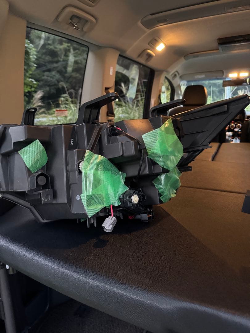 デリカ　D5 純正ヘッドライト　バラスト付き。 未使用。新車外し。