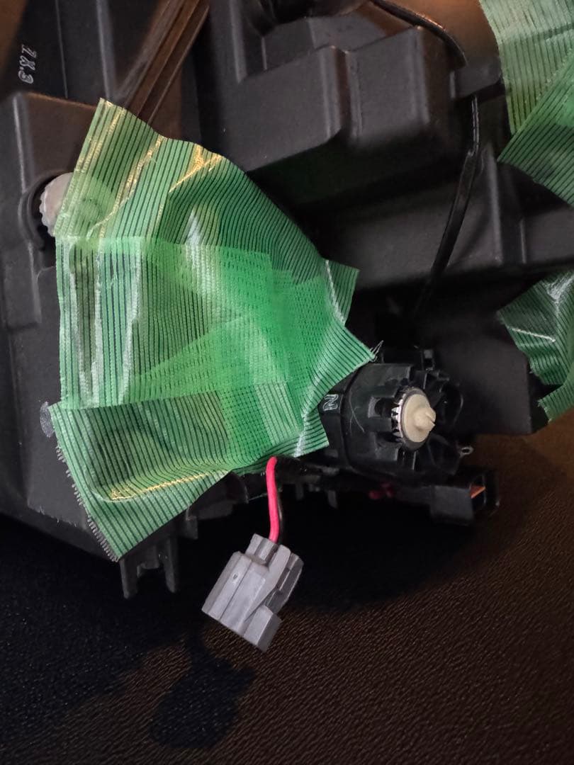 デリカ　D5 純正ヘッドライト　バラスト付き。 未使用。新車外し。