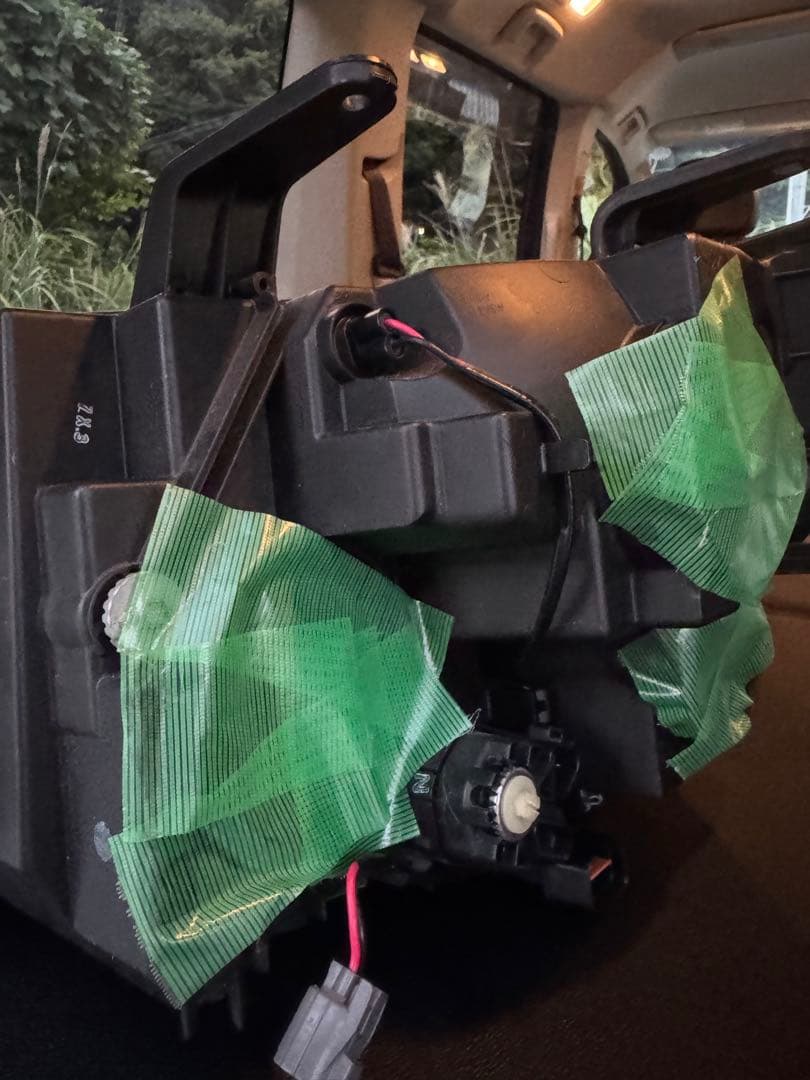 デリカ　D5 純正ヘッドライト　バラスト付き。 未使用。新車外し。