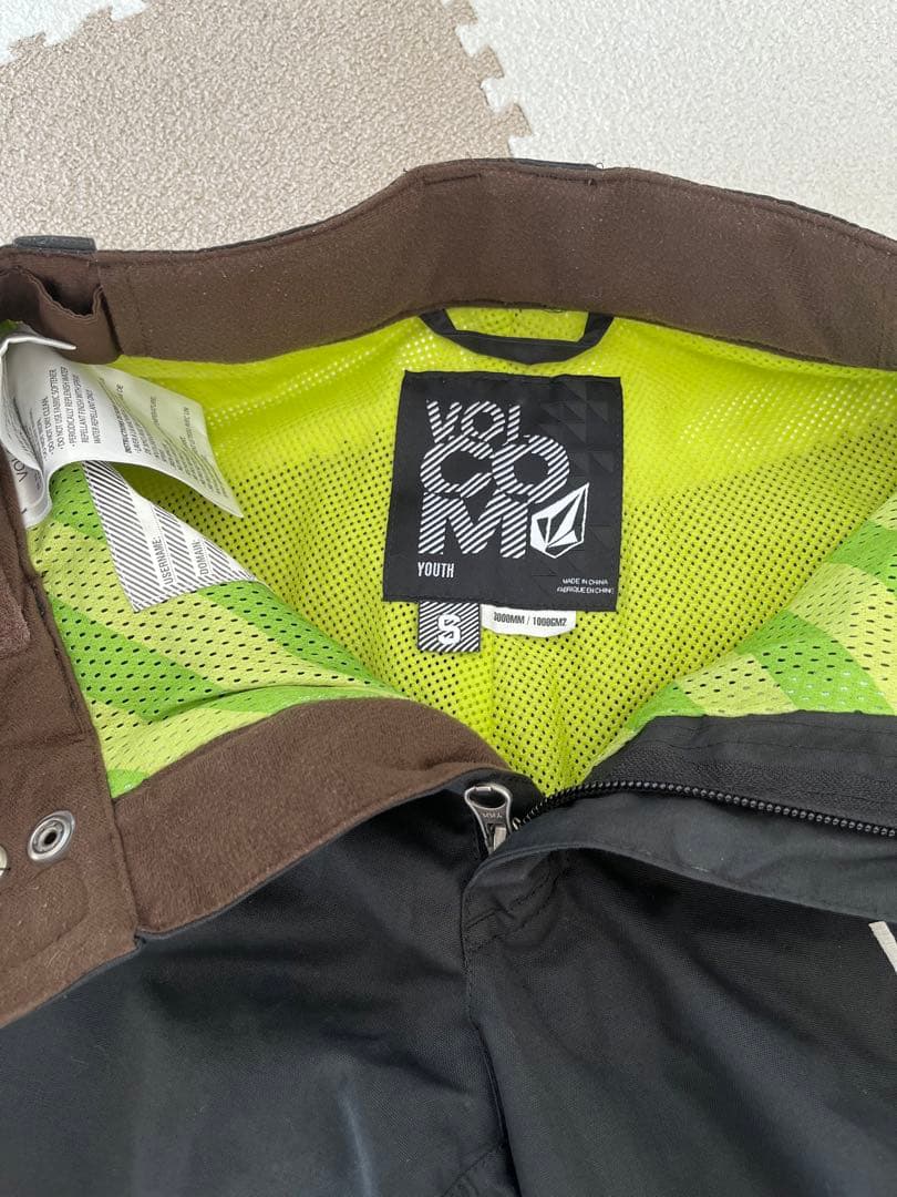 VOLCOM★赤、黒 スノーボードウエアーS子供用 上下セット