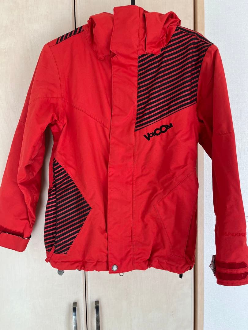 VOLCOM★赤、黒 スノーボードウエアーS子供用 上下セット