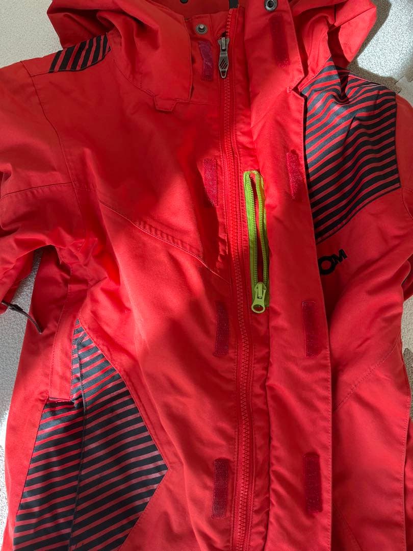 VOLCOM★赤、黒 スノーボードウエアーS子供用 上下セット