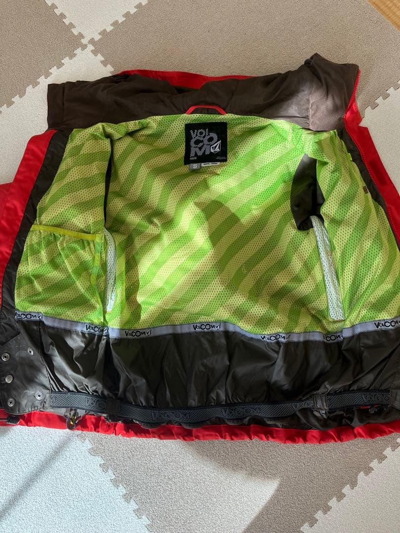 VOLCOM★赤、黒 スノーボードウエアーS子供用 上下セット