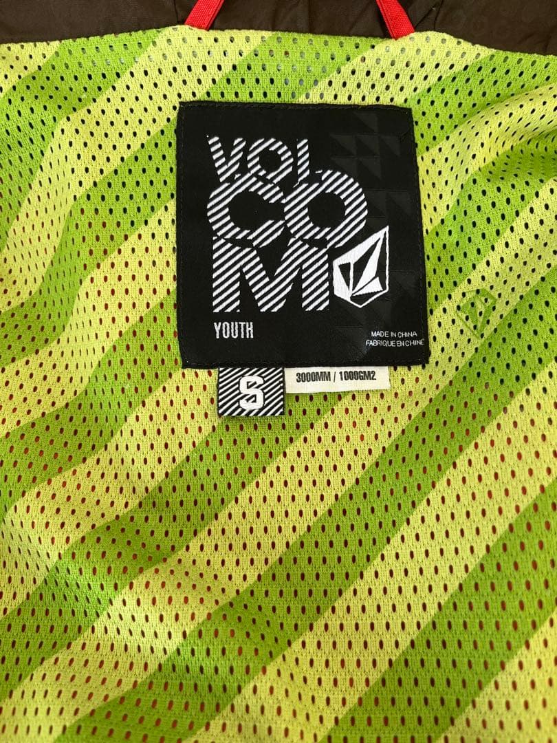 VOLCOM★赤、黒 スノーボードウエアーS子供用 上下セット