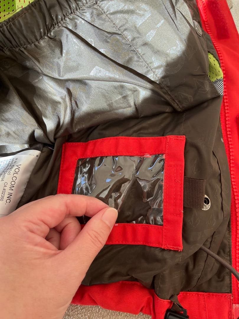 VOLCOM★赤、黒 スノーボードウエアーS子供用 上下セット