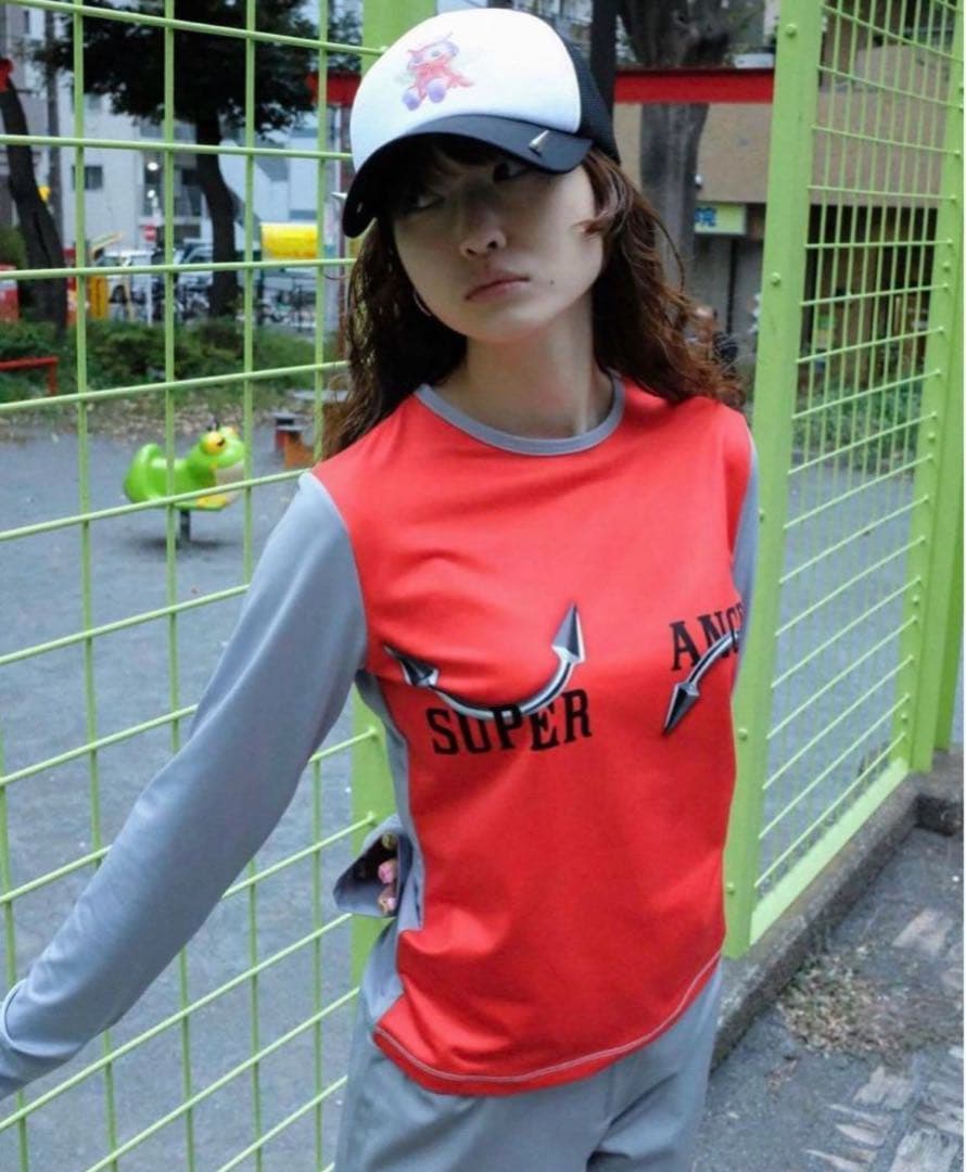MOMENTEL Super Angel Red Piercing 長袖Tシャツ