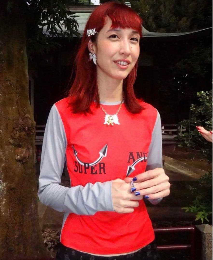 MOMENTEL Super Angel Red Piercing 長袖Tシャツ