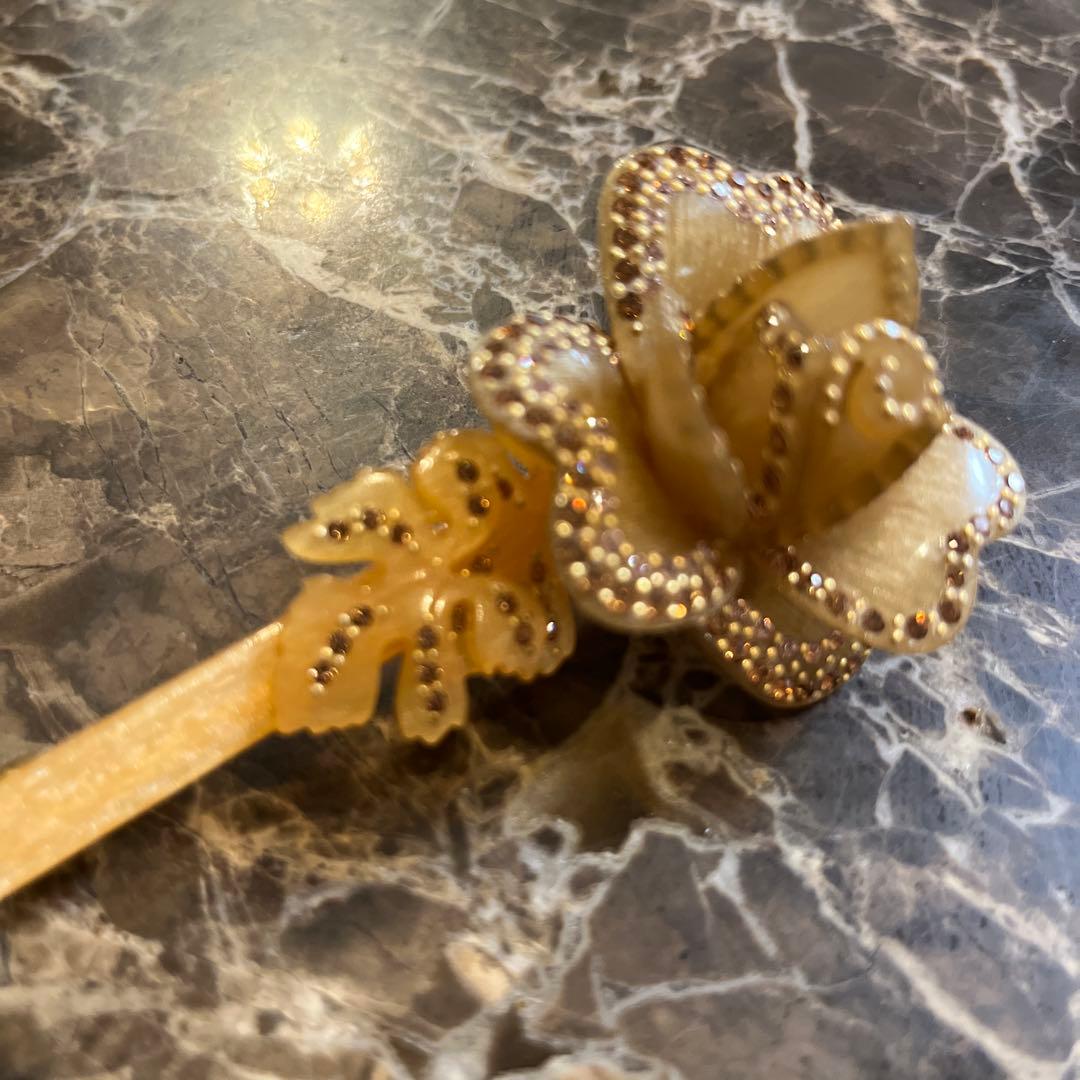 花モチーフ ヘアクリップ 金色