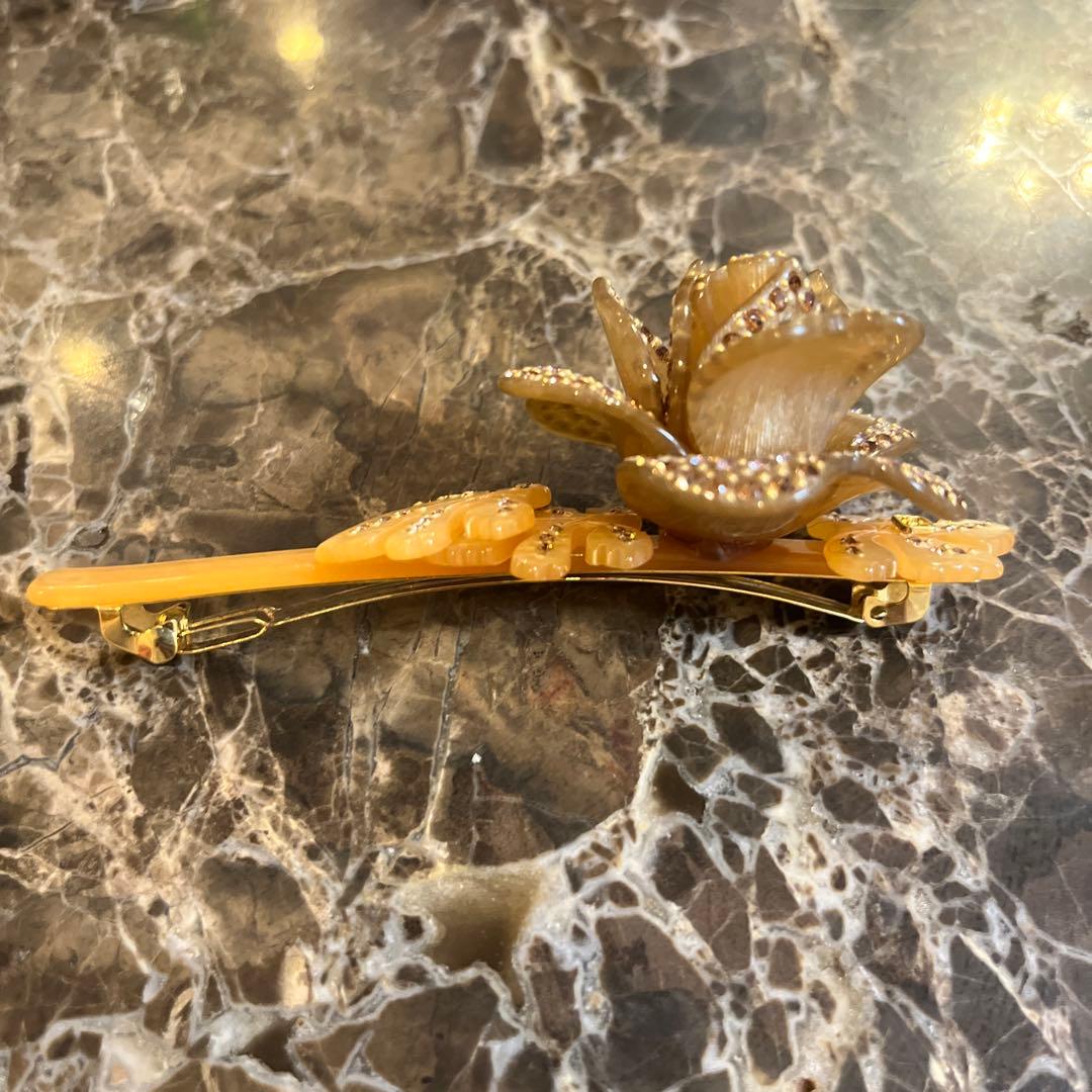 花モチーフ ヘアクリップ 金色