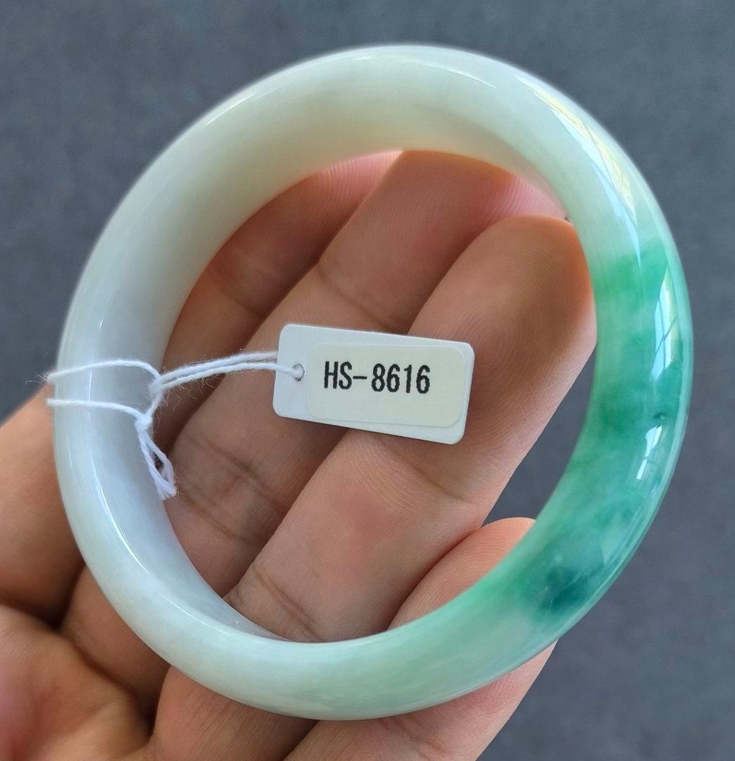 【日本鑑別書付:青翡翠】ミャンマー産青翡翠のバングル（内径55ミリ弱）8616