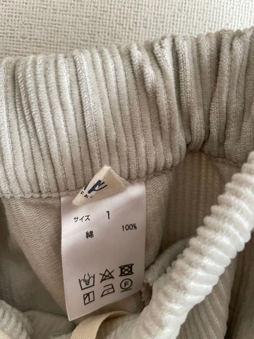 美品　NARU 8Wコーデュロイエッグパンツ エクリュ