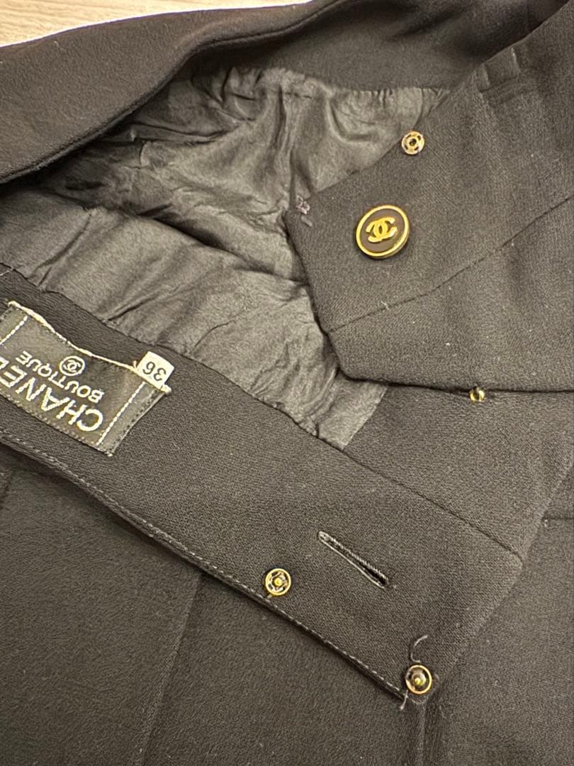 CHANEL 黒のプリーツスカート