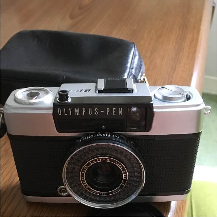 OLYMPUS PEN EE_3です。皮のケースが付いています。フィルム式です。