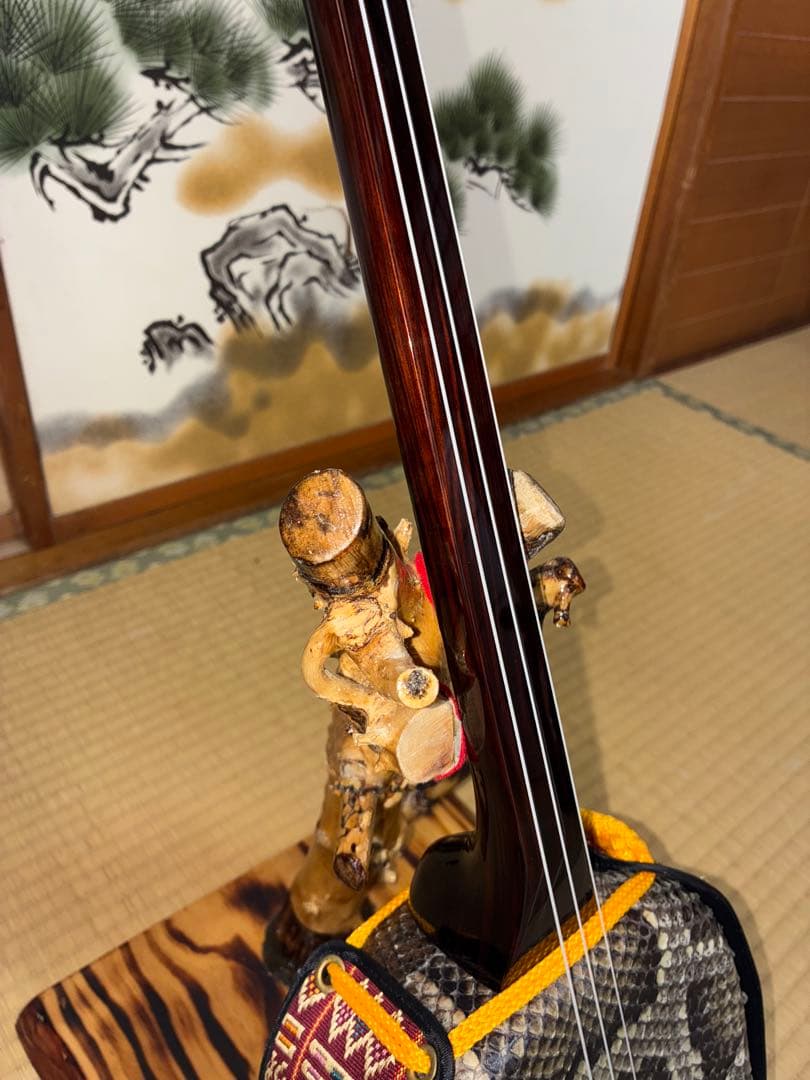 沖縄三線！黒木！上質黒檀！ユナー型 ！本蛇皮　本張り【一枚張り】