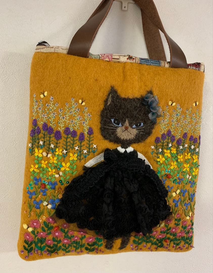 猫さんとお花畑　羊毛フェルト生地のバッグ