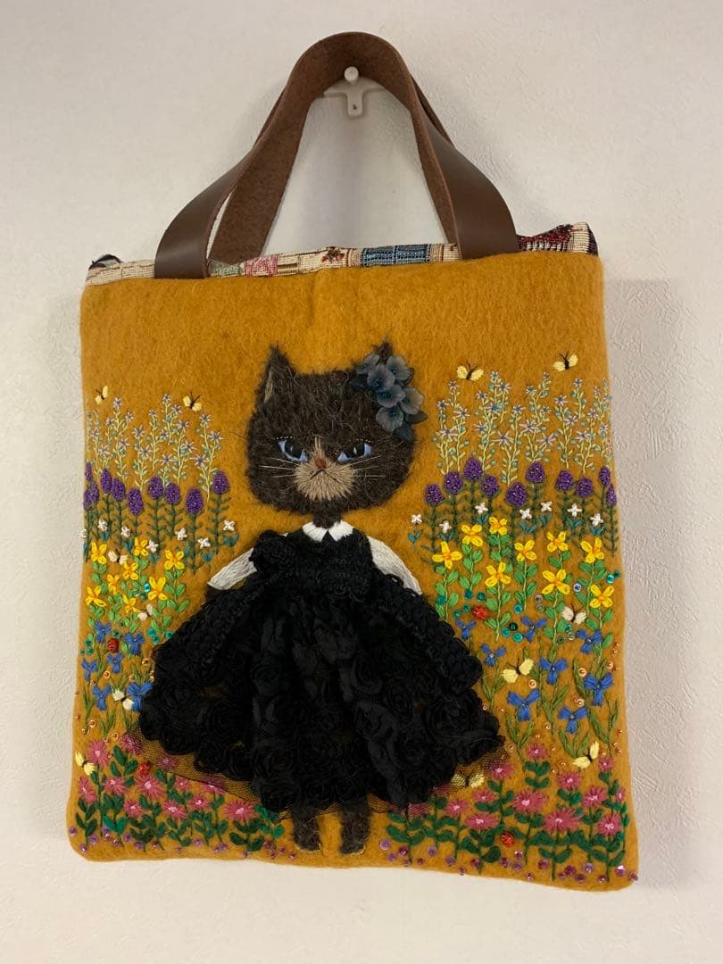 猫さんとお花畑　羊毛フェルト生地のバッグ