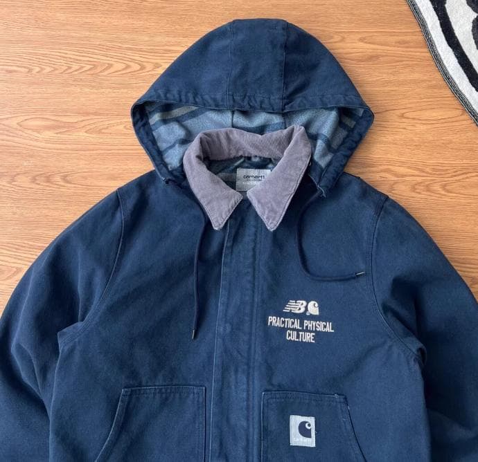 New Balance × Carhartt WIPフード付きネイビージャケット