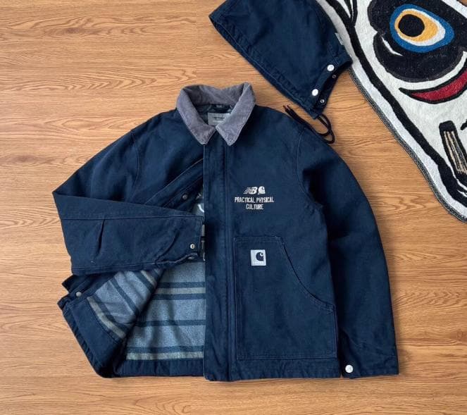 New Balance × Carhartt WIPフード付きネイビージャケット
