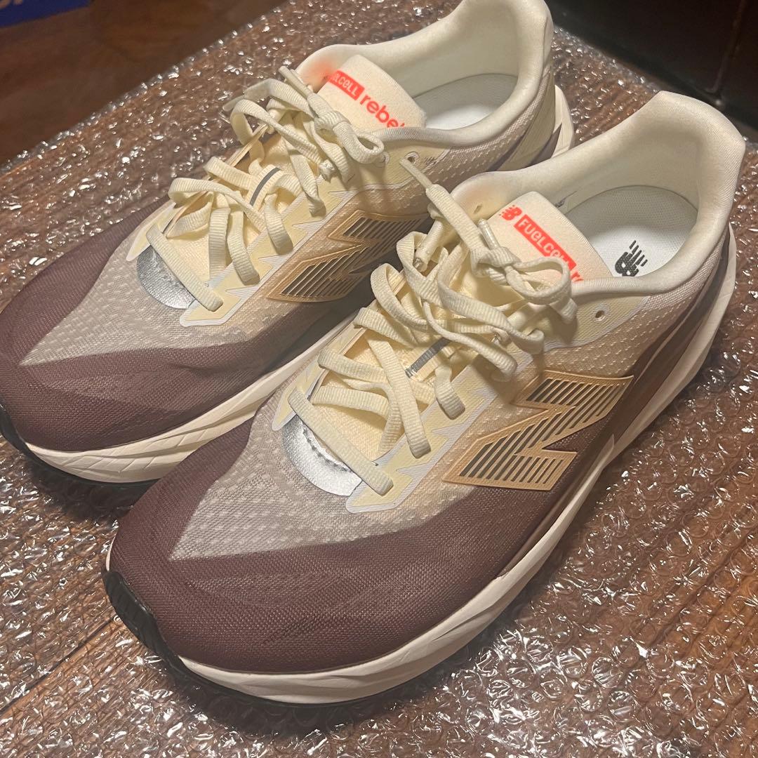 ニューバランス　FuelCell Rebel v5 27.5センチ