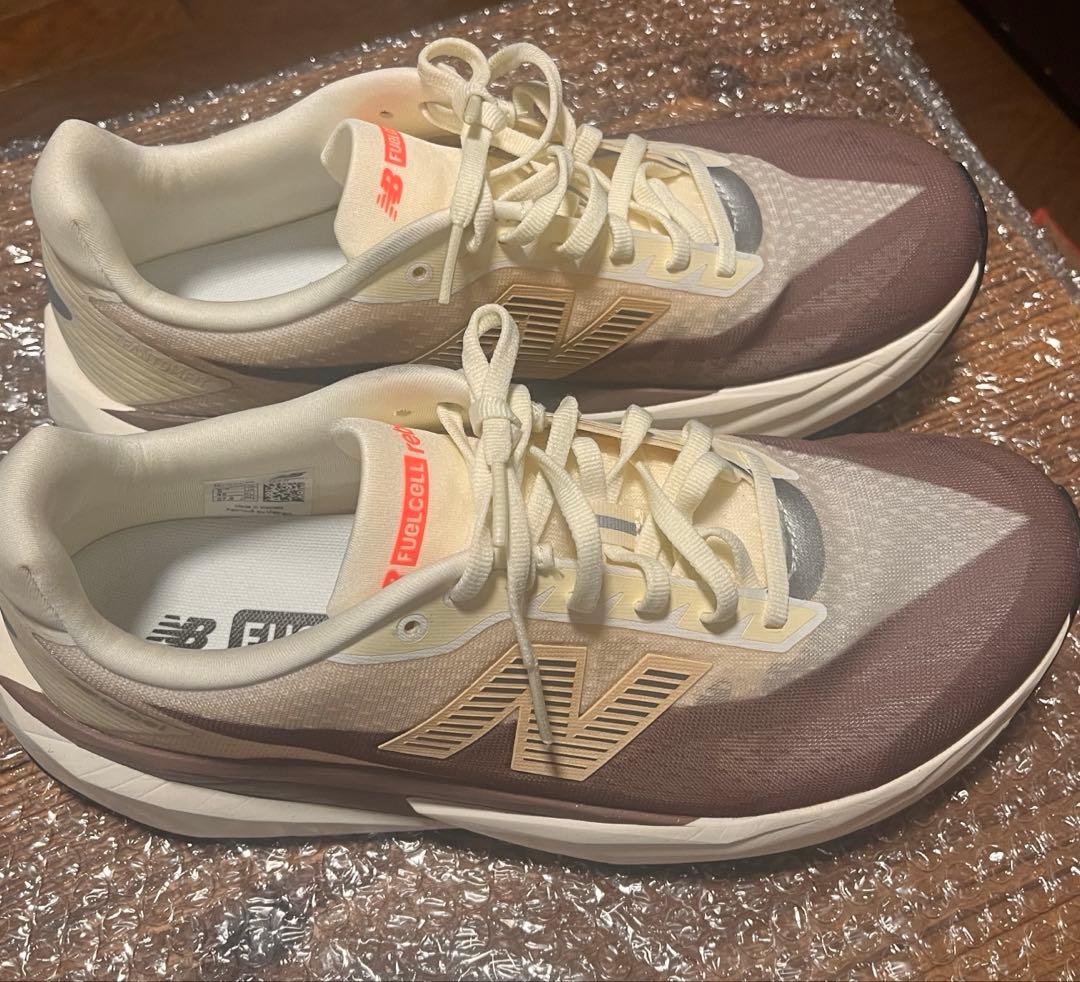 ニューバランス　FuelCell Rebel v5 27.5センチ