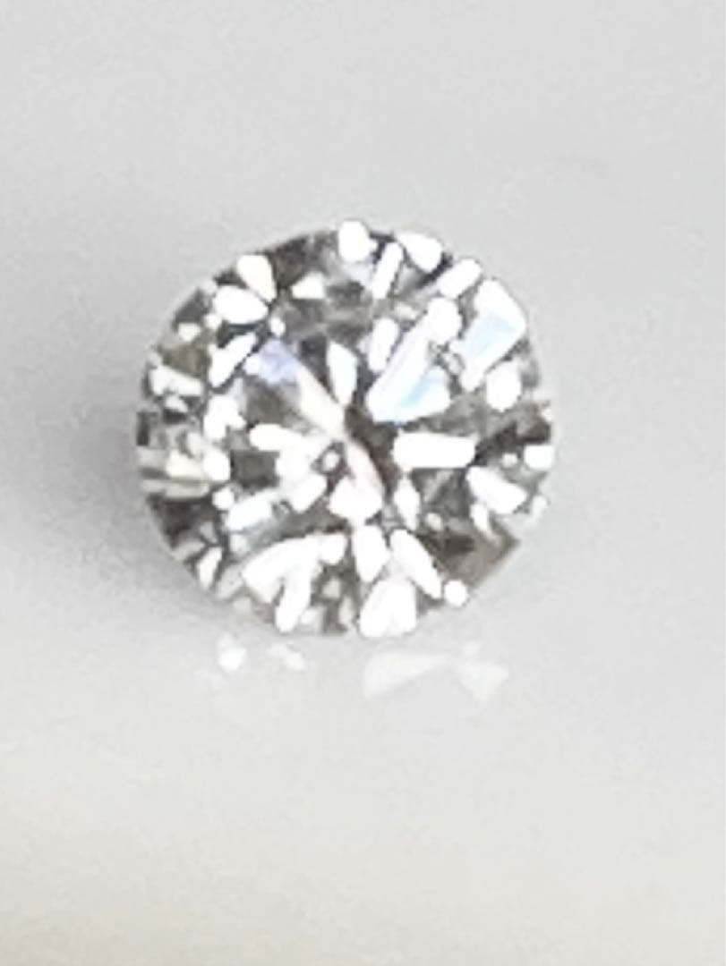 リボン包装　片耳ピアス　０．５ct　 プラチナ　天然ダイヤモンド　鑑定書付き