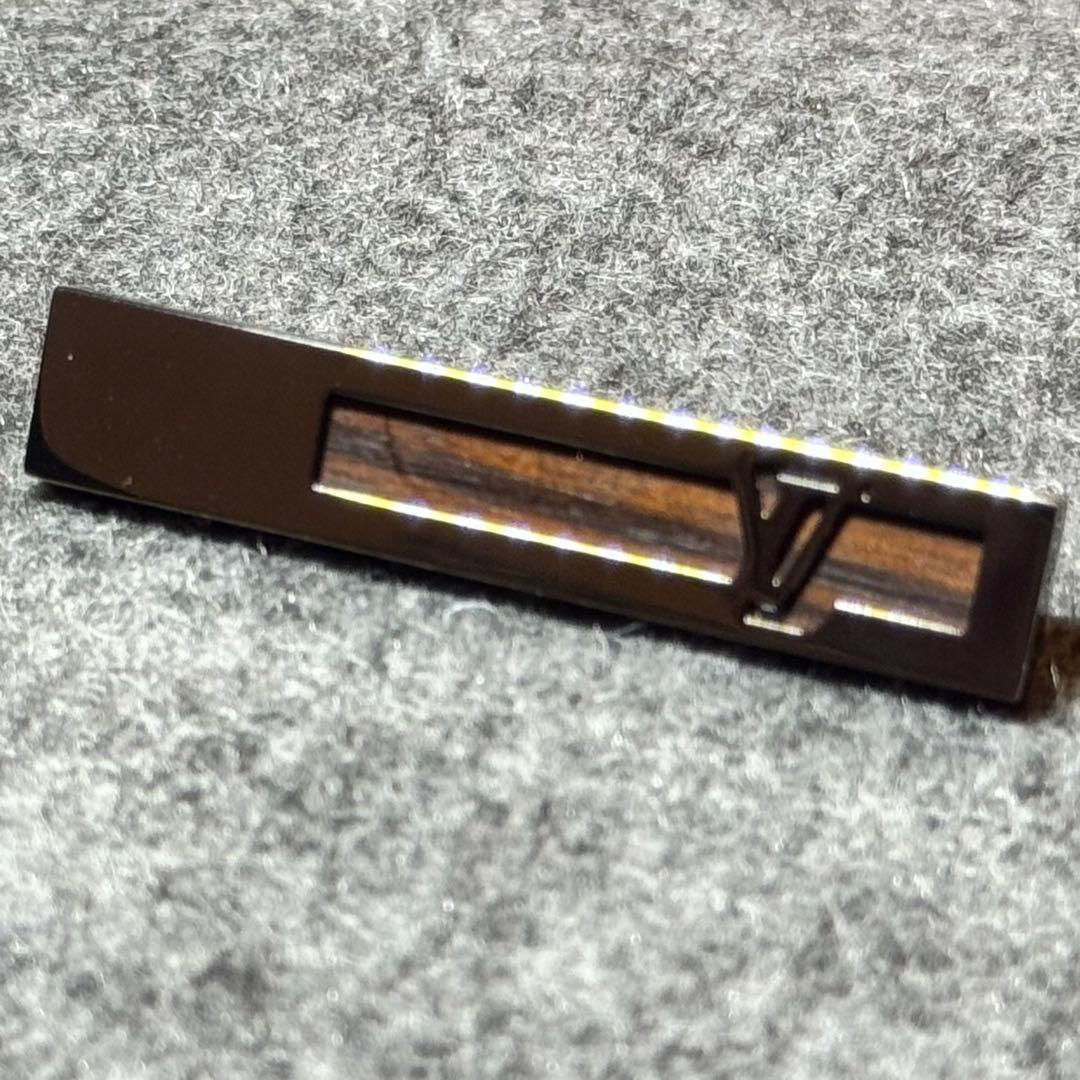 LVロゴ ネクタイピン 木材と金属