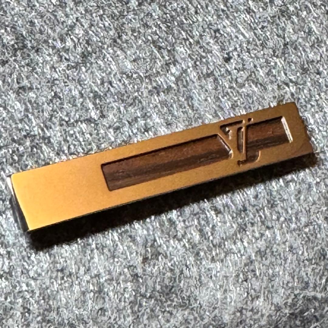 LVロゴ ネクタイピン 木材と金属