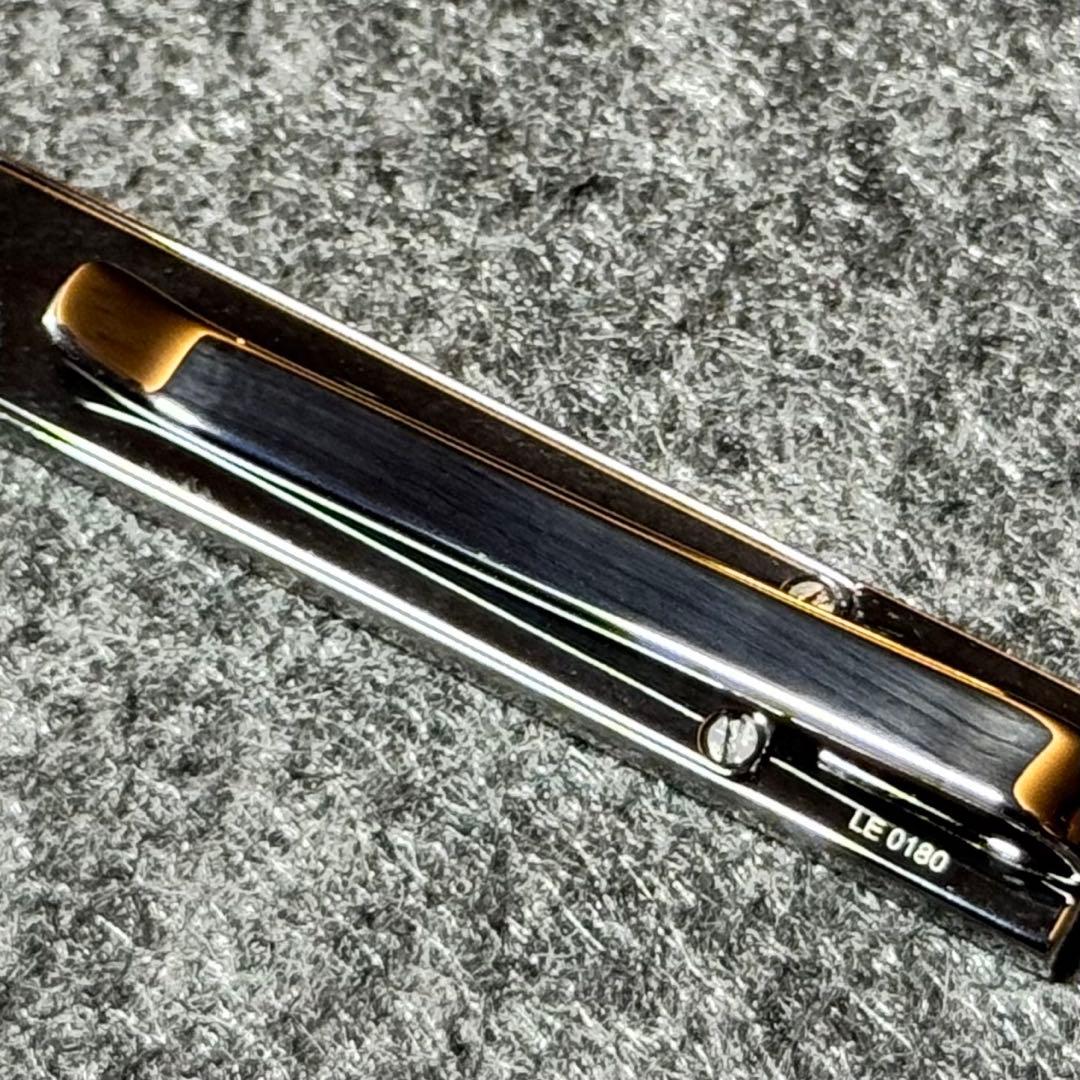 LVロゴ ネクタイピン 木材と金属