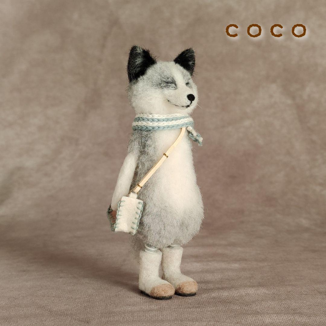 ショルダーバックを下げたプラチナフォックスさん