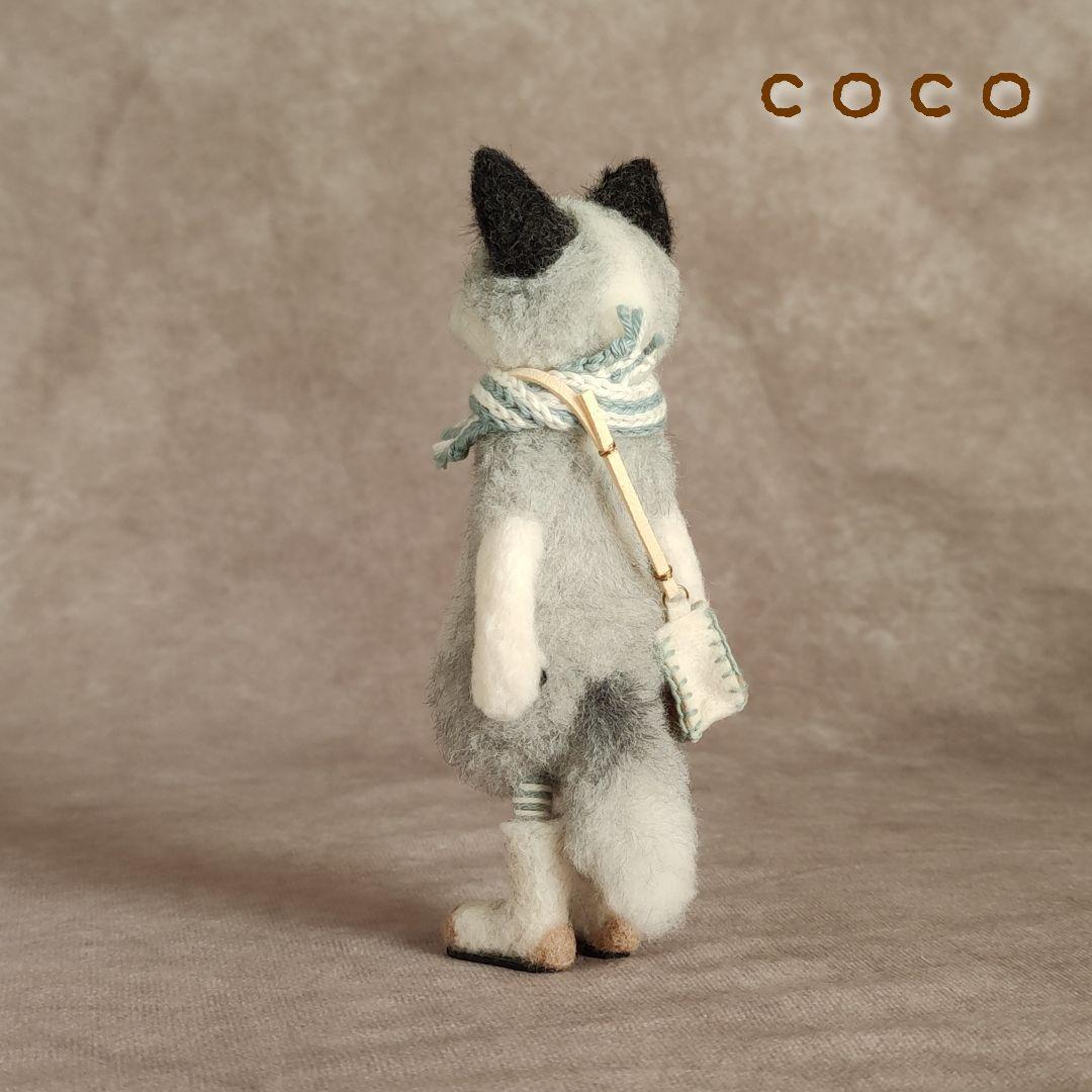 ショルダーバックを下げたプラチナフォックスさん