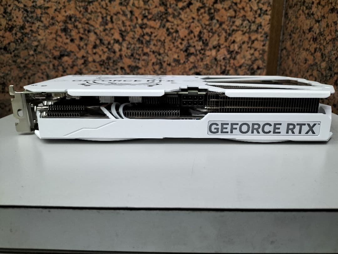 かざ RTX4060Ti 8GB White