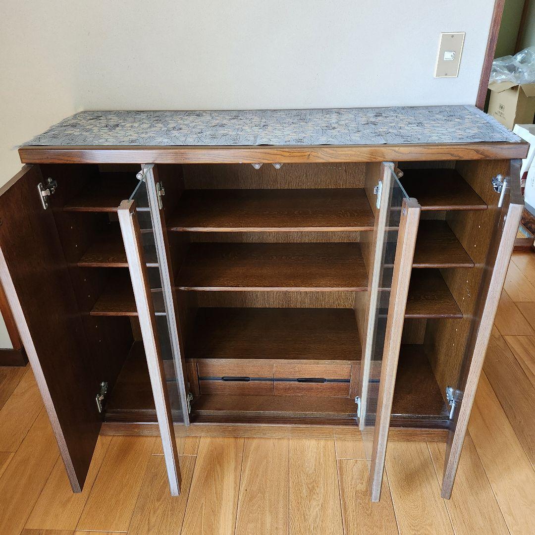 木製ガラス扉付きキャビネット