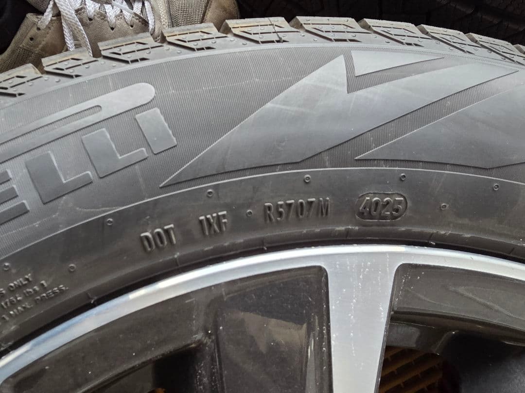 【ピグレット出品】スタッドレスタイヤ225/60R18 ホイールセット