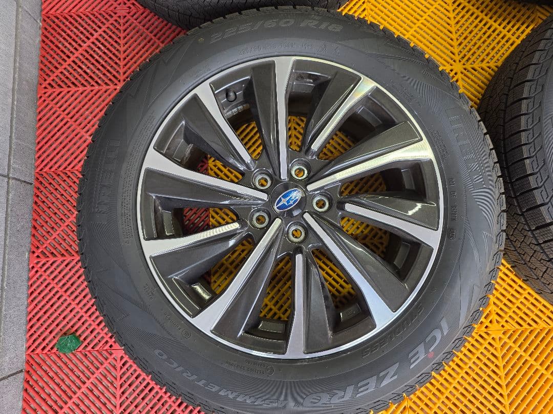 【ピグレット出品】スタッドレスタイヤ225/60R18 ホイールセット