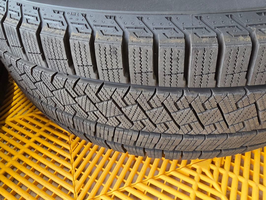 【ピグレット出品】スタッドレスタイヤ225/60R18 ホイールセット