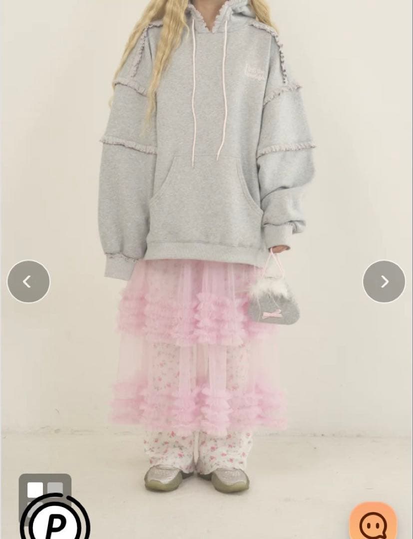 Hug the holidays グレー フリル付きパーカー