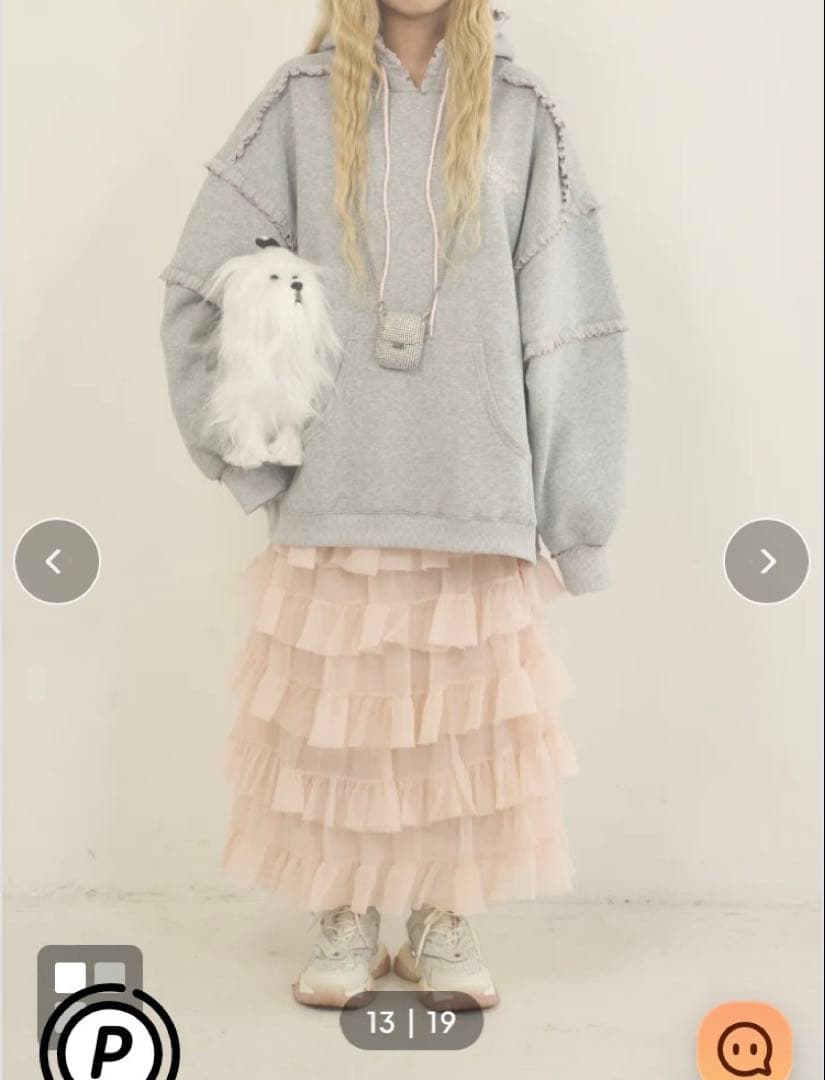 Hug the holidays グレー フリル付きパーカー