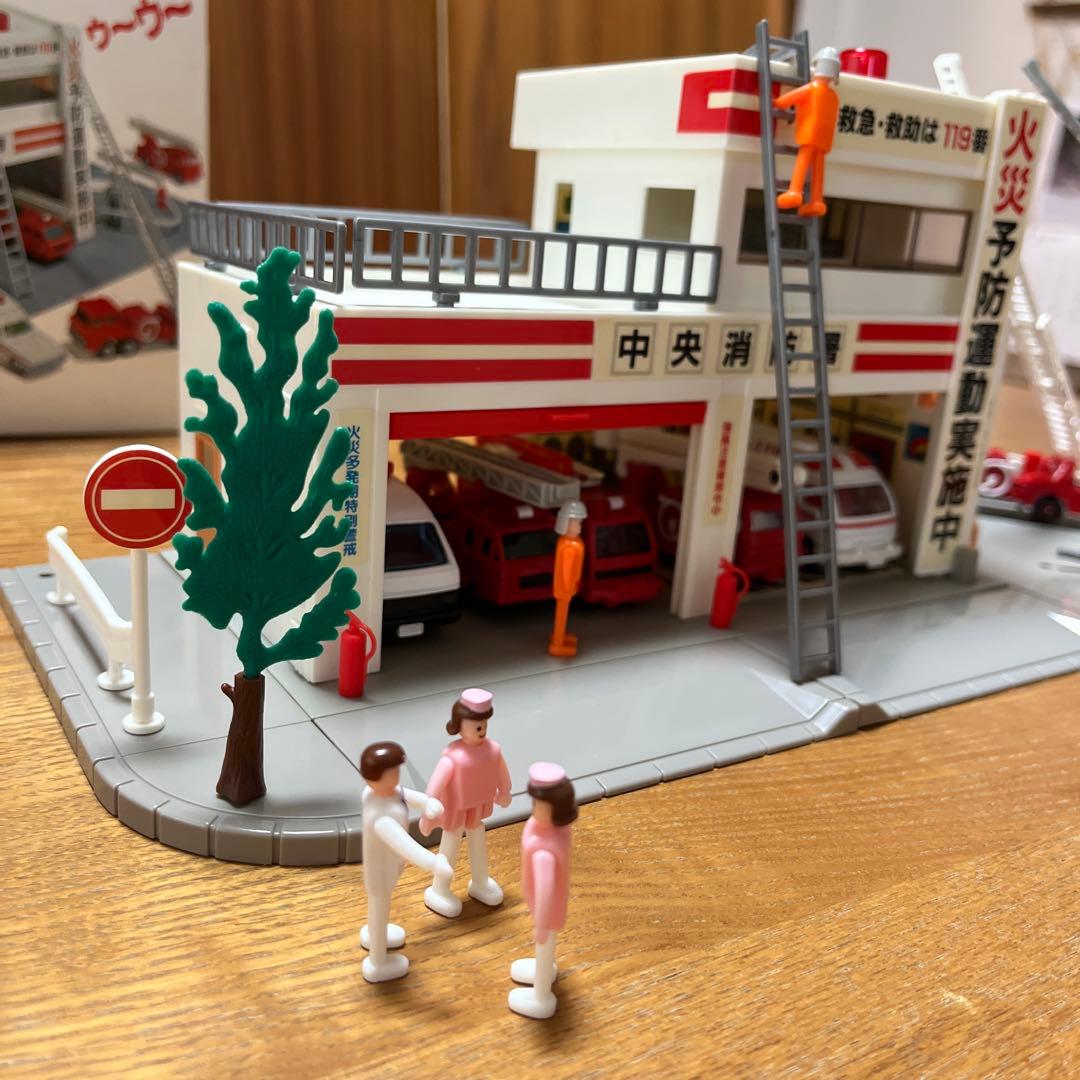 に*)様 トミカ タウン消防署+☆トミカ（消防車、救急車）、人形付き☆