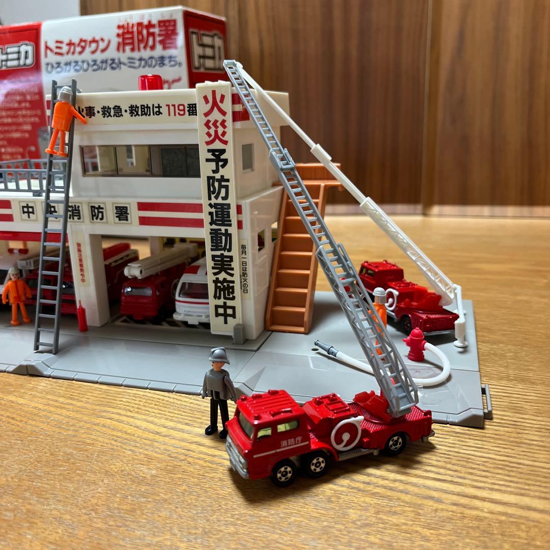 に*)様 トミカ タウン消防署+☆トミカ（消防車、救急車）、人形付き☆